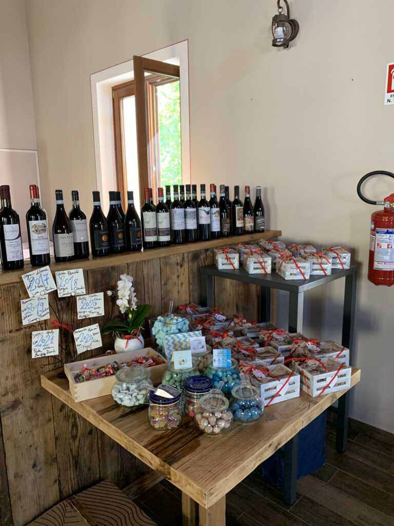 Prodotti tipici della cucina piemontese del quin'z top, tra cui vini e dolci