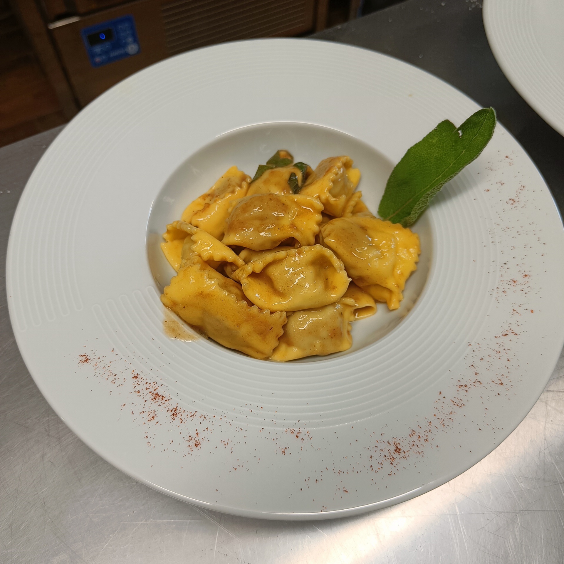 Agnolotti in sugo di arrosto e salvia