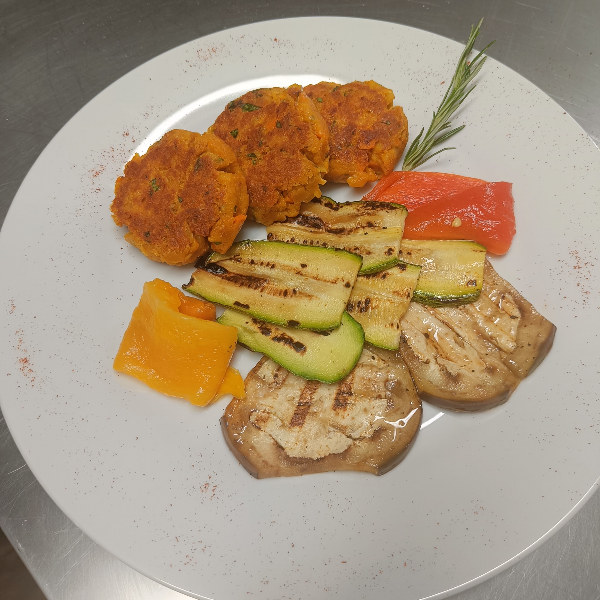 Polpettine di ceci e verdure grigliate