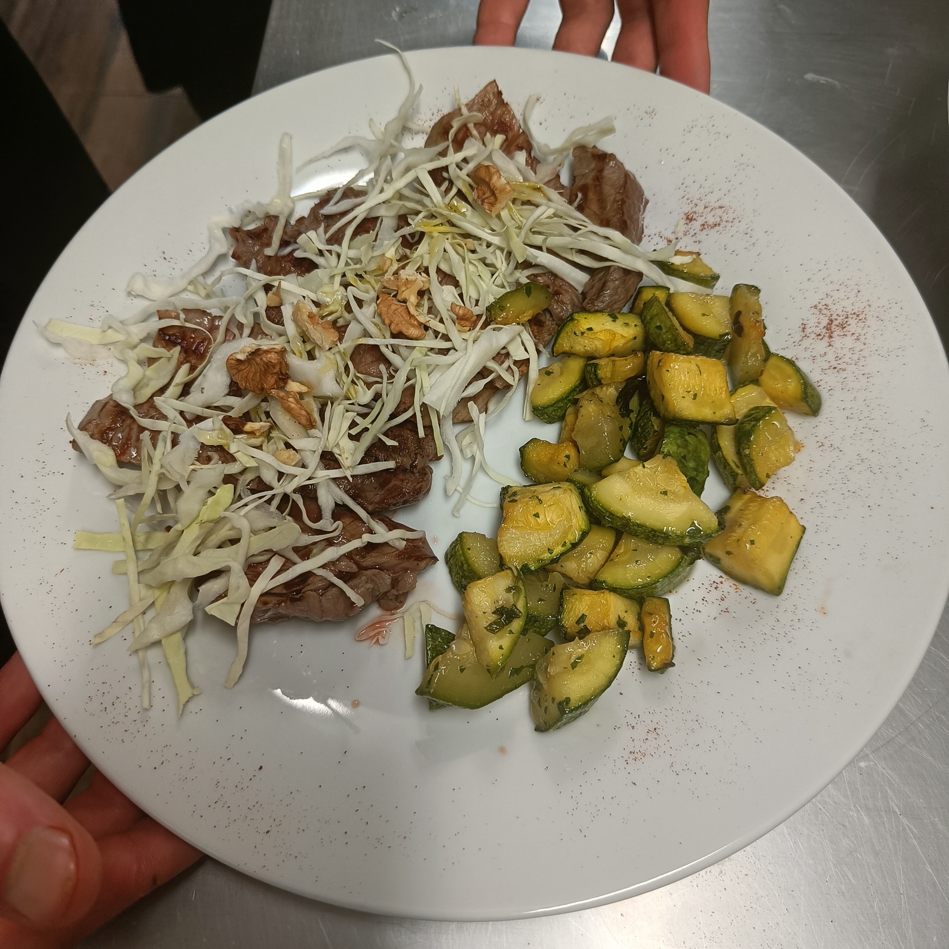 Tagliata di fassona, erbe aromatiche e noci