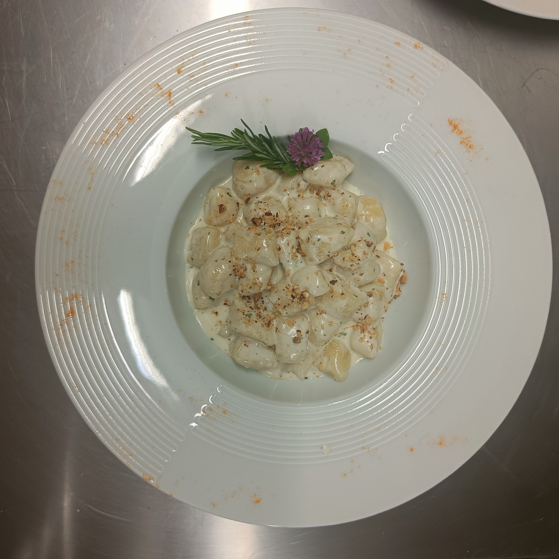 Gnocchetti con fonduta di erborinato locale